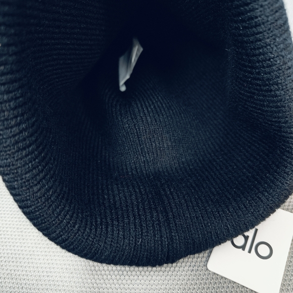ALO Yoga Casual Black Women Beanie - Picture 3 of 4